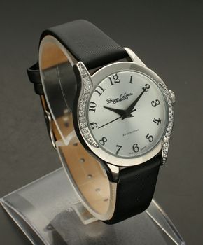 Zegarek damski na pasku z cyrkoniami Bruno Calvani BC3500 SILVER. Tarcza zegarka okrągła w srebrnym kolorze z wyraźnymi cyframi arabskimi w kolorze czarnym. Dodatkowym atutem zegarka jest wyraźne logo. Idealny elegancki zega (3).jpg
